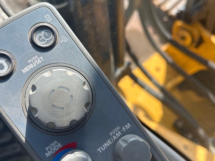 2015-deere-210g-lc-image-49