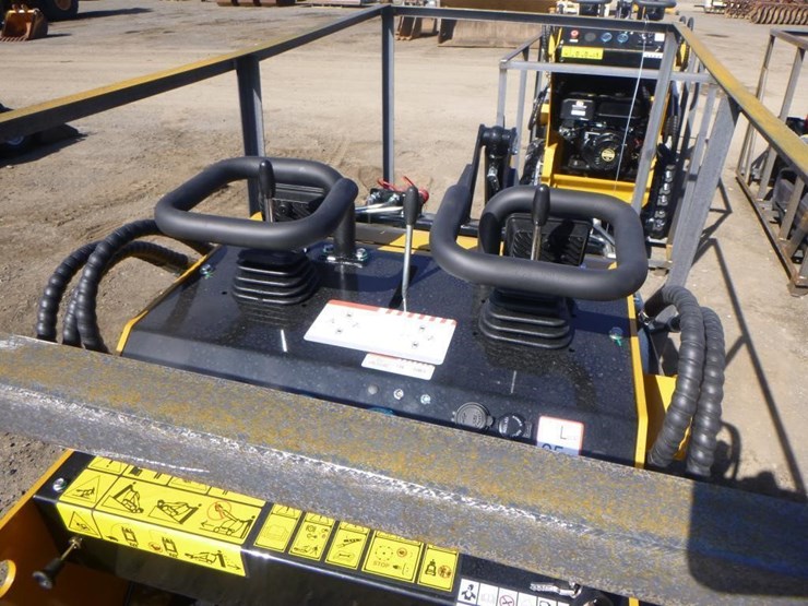 2026-agt-mx-mrt14-skid-steer-track-loader-image-12