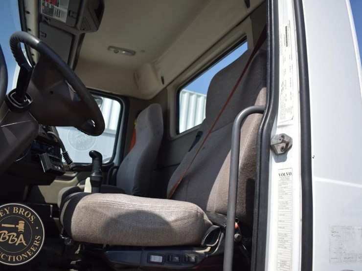 2015-volvo-vnm64t200-image-32