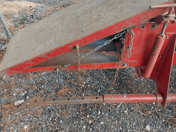 ih-435-square-baler-image-8