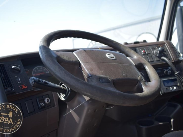 2015-volvo-vnm64t200-image-22