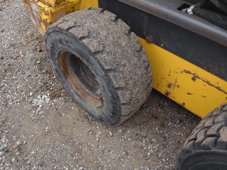 new-holland-l320-image-4