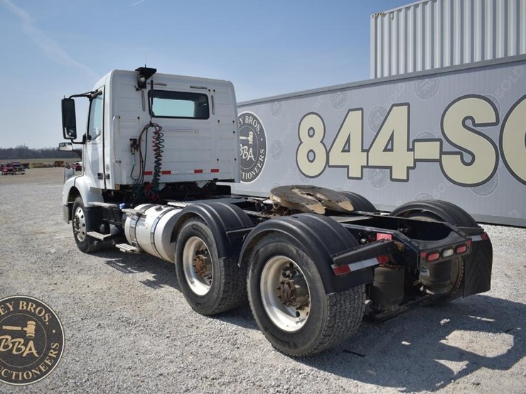 2015-volvo-vnm64t200-image-3