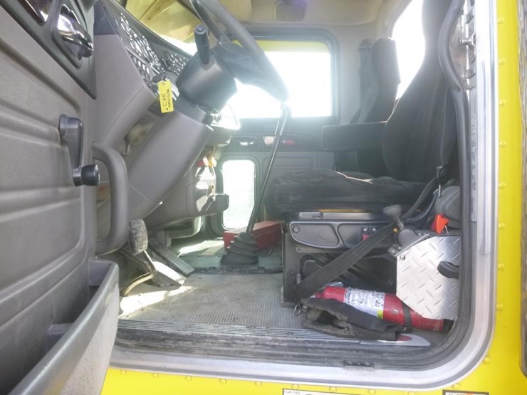 2014-peterbilt-388-image-17