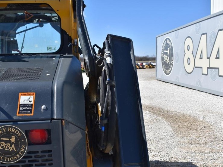 2023-deere-333g-image-43