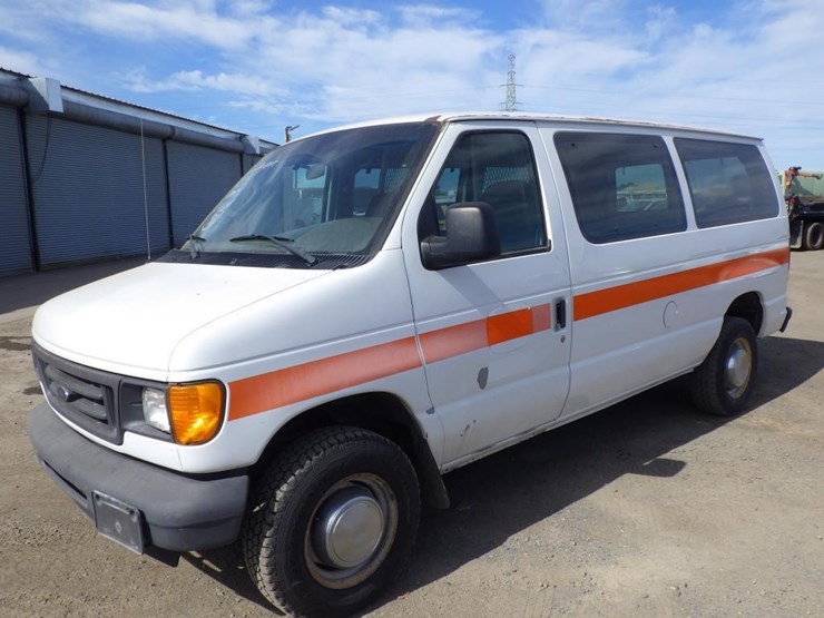 2004-ford-cargo-image-1