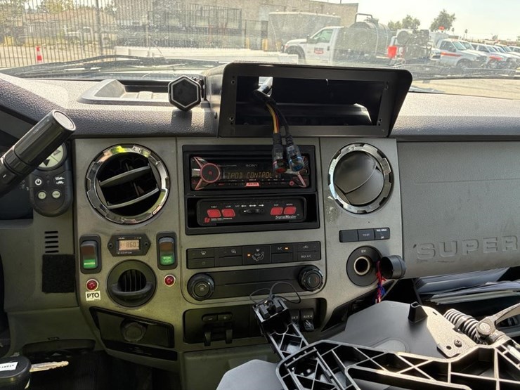 2015-ford-f550-xlt-image-26