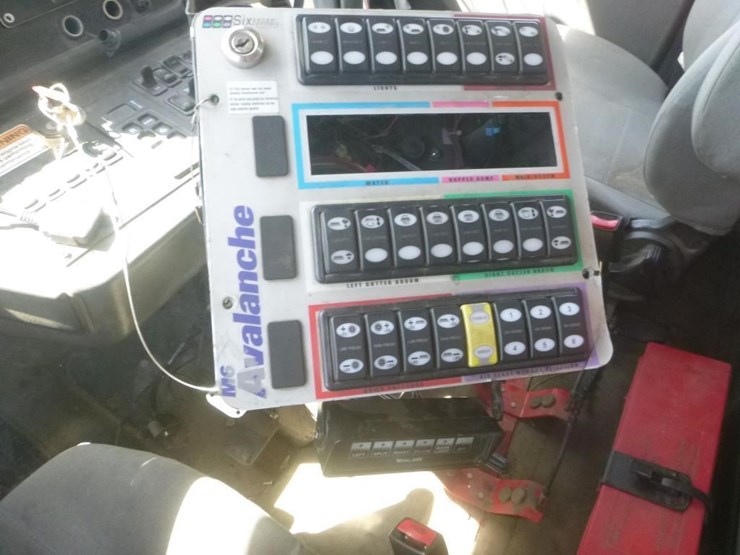 2017-freightliner-m2-106-image-16