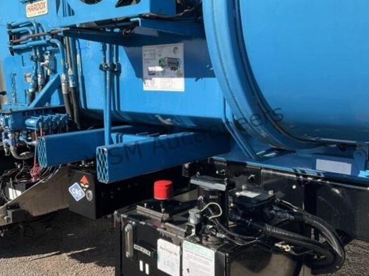 2018-peterbilt-520-image-11