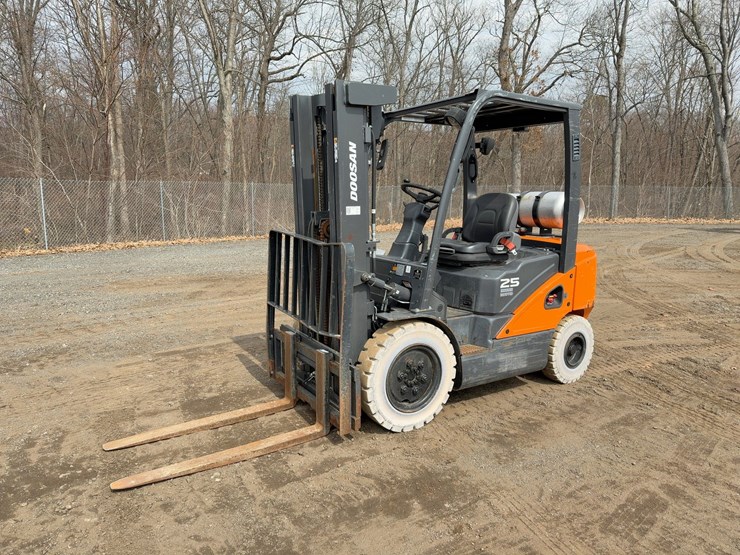 doosan-g25p-7-forklift-image-1