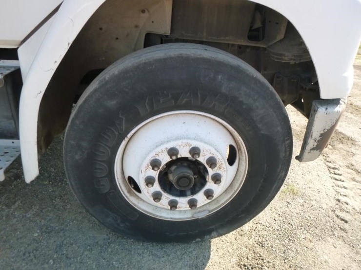 2001-freightliner-fl70-image-35