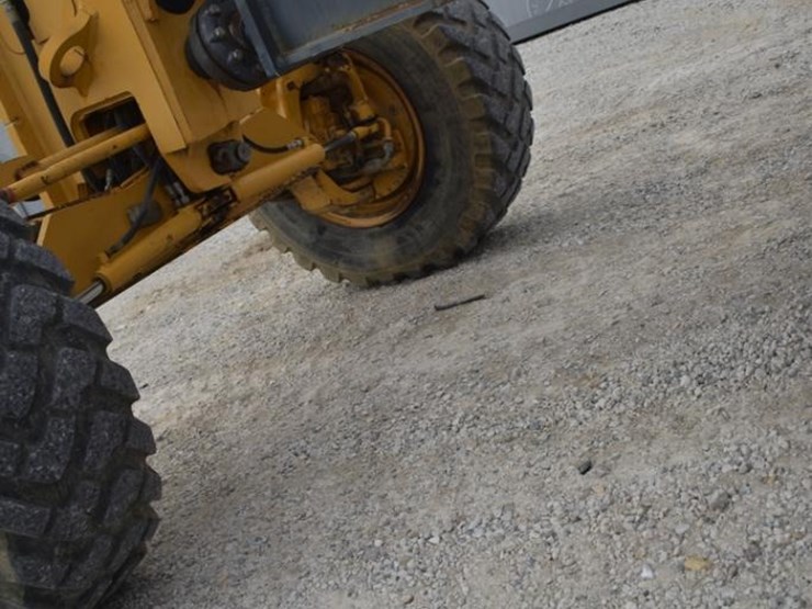 2007-deere-672d-image-32