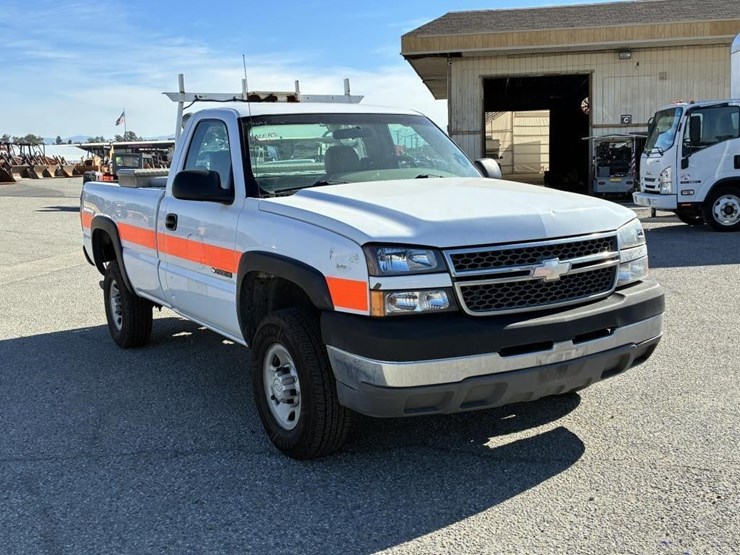 2005-chevrolet-silverado-2500-image-2