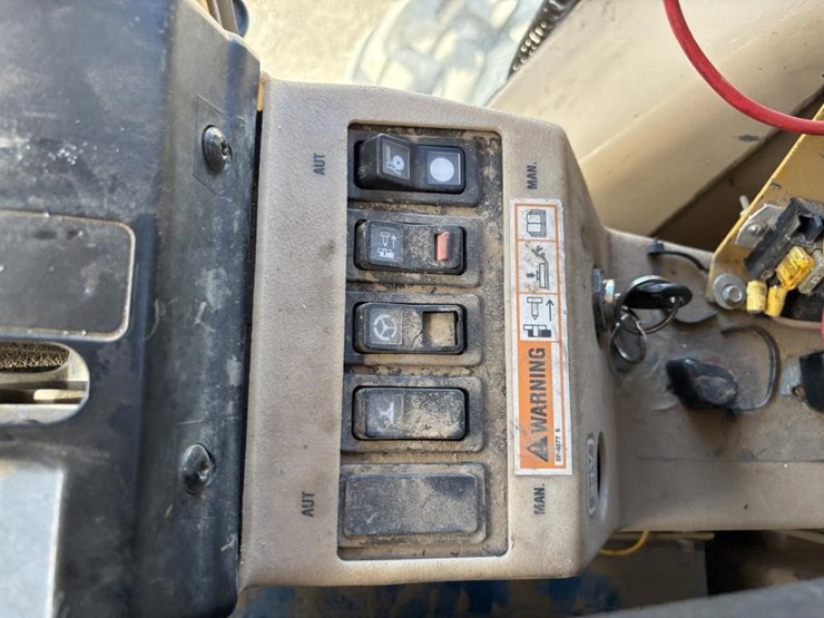 2006-caterpillar-143h-image-48