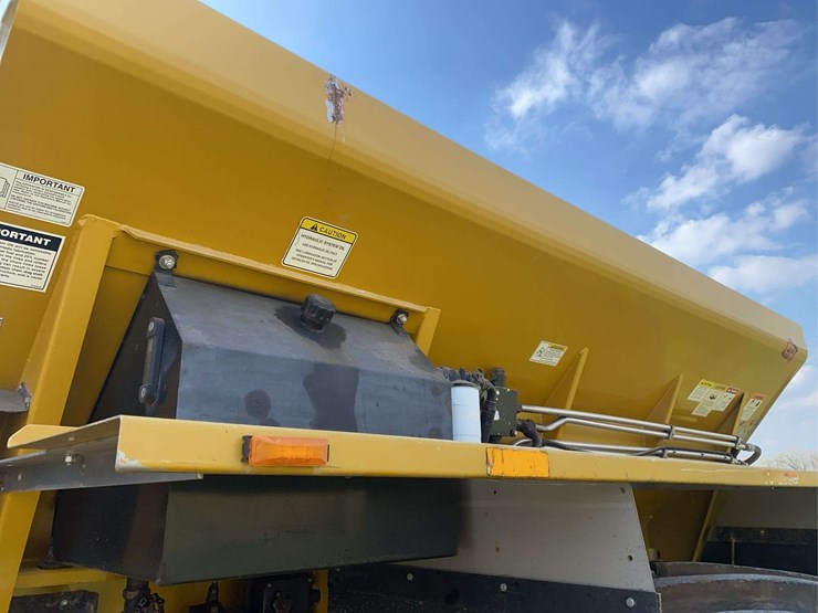 2006-terra-gator-6103-showing-7352-hrs-image-13