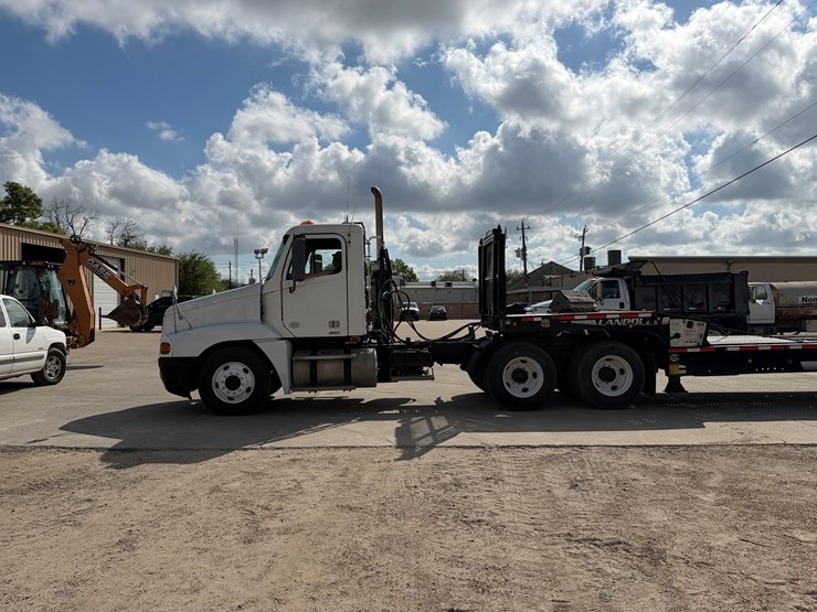 #2100-•-2008-freightliner-t10-image-2