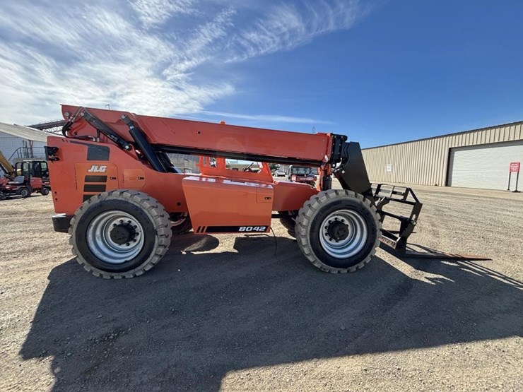 2016-jlg-8042-image-7