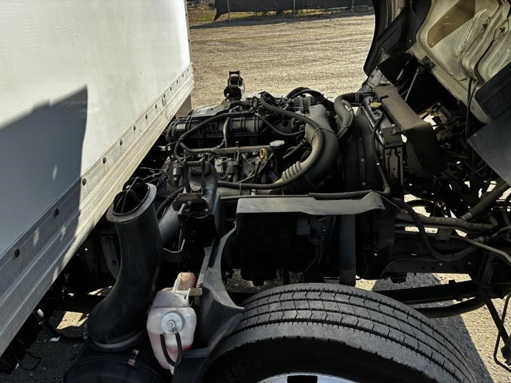 2013-isuzu-npr-image-12