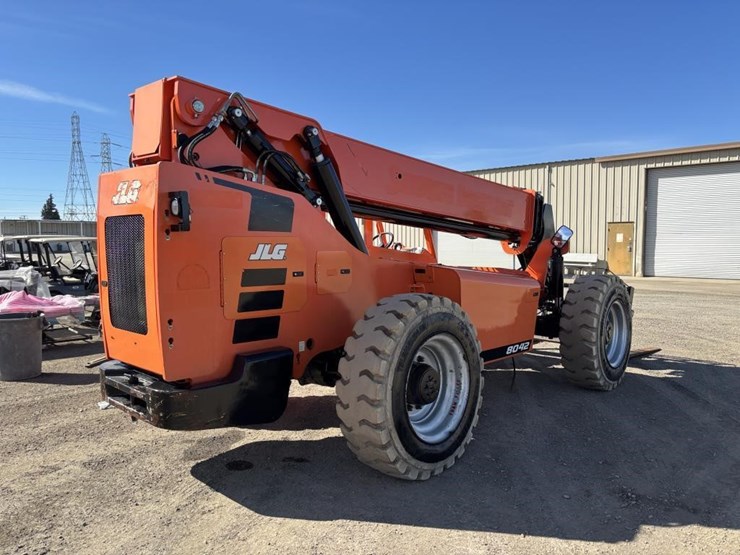 2016-jlg-8042-image-3