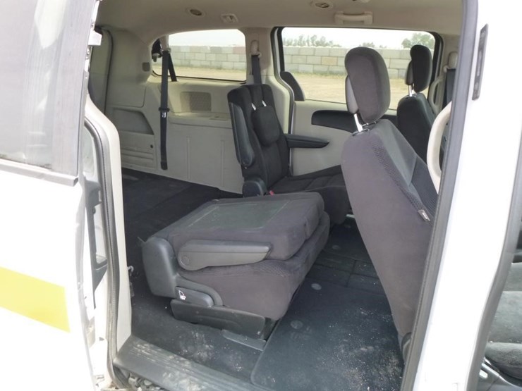 2014-dodge-grand-caravan-image-24