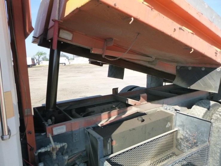 2001-freightliner-fl70-image-22