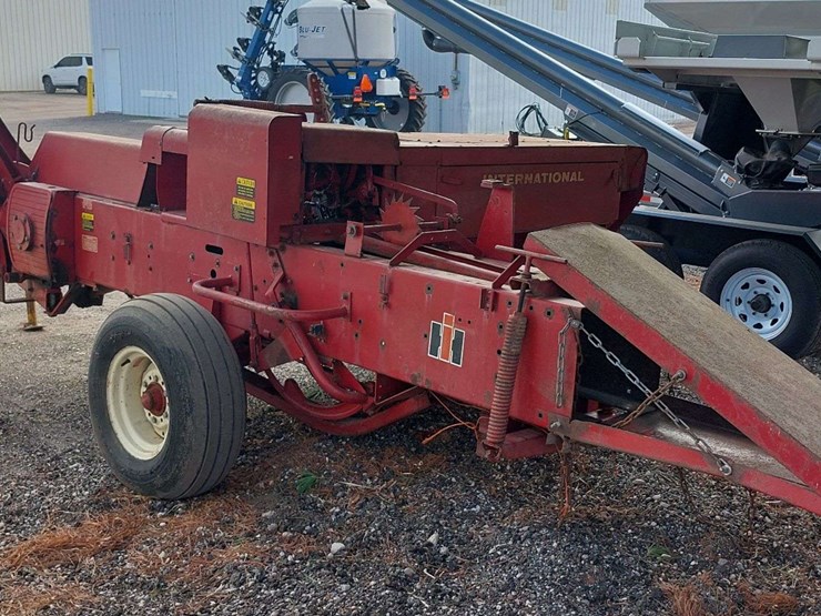 ih-435-square-baler-image-3