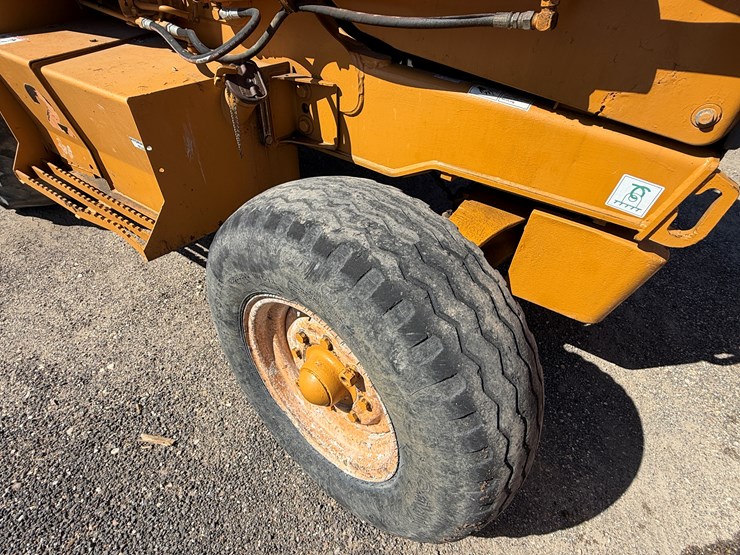 2001-case-580m-image-8