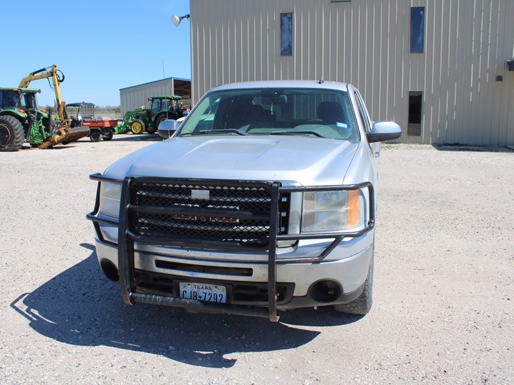 #2102-•-2013-gmc-sierra-pickup-truck-image-3