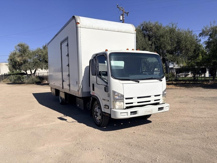 2015-isuzu-nrr-image-2