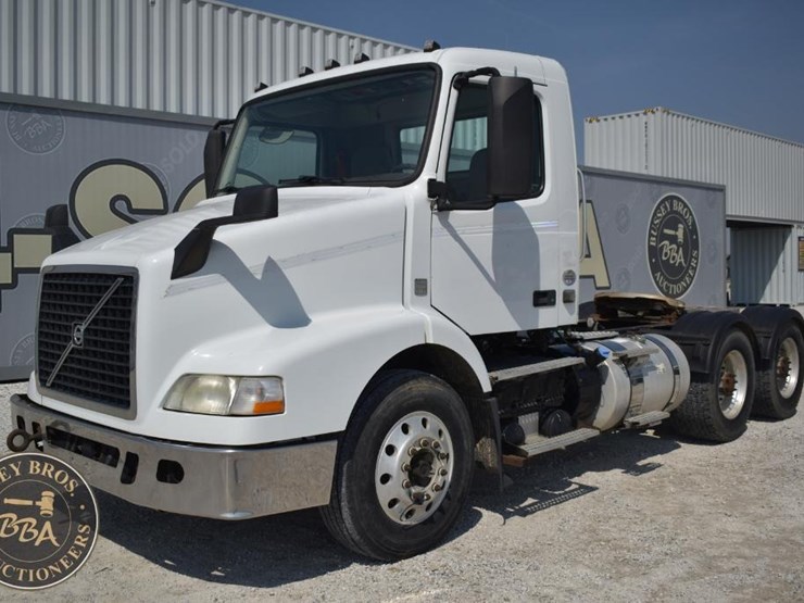 2015-volvo-vnm64t200-image-1