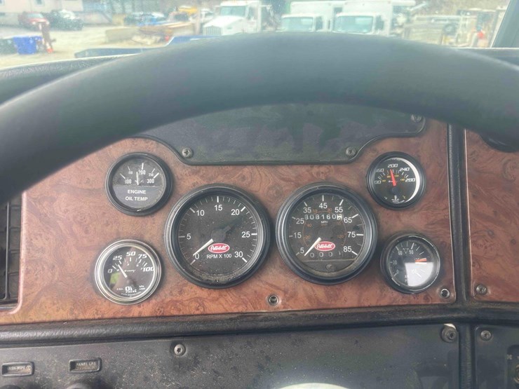 2004-peterbilt-385-image-22