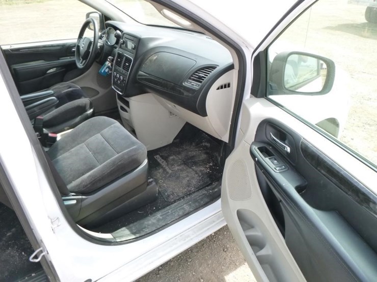 2014-dodge-grand-caravan-image-26