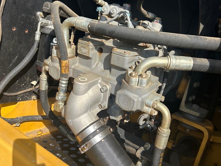 2015-deere-210g-lc-image-26