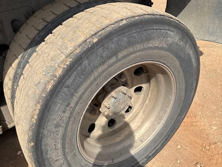 2015-caterpillar-ct660l-image-32