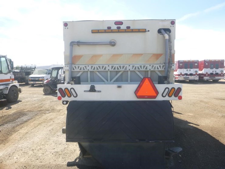 2017-freightliner-m2-106-image-6