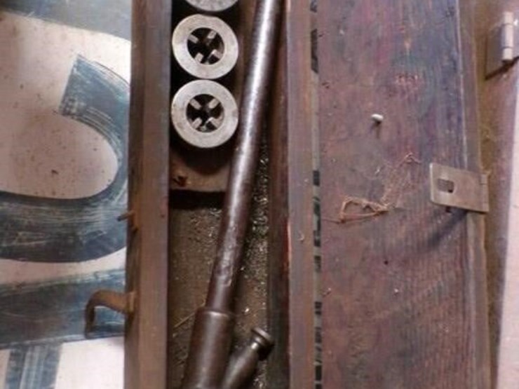 small-pipe-threader-in-wood-case-image-1