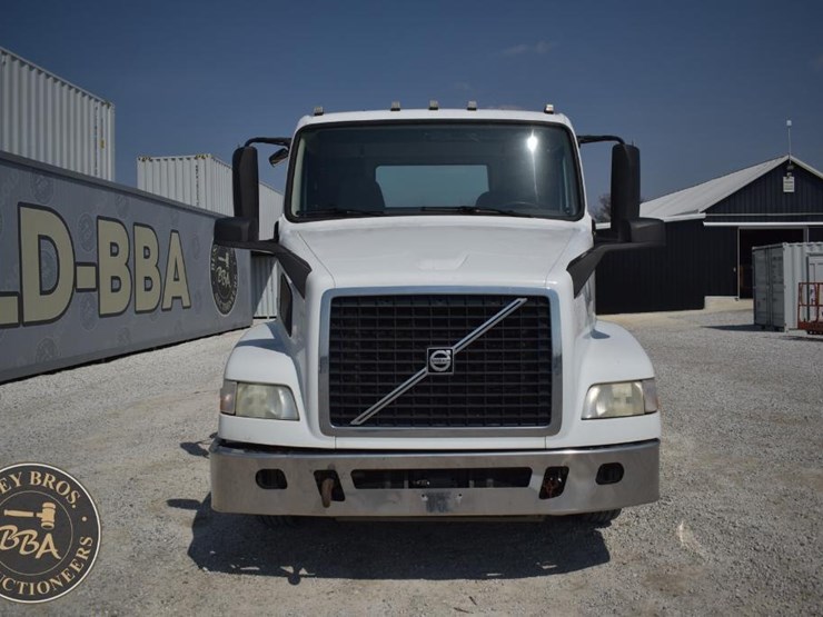 2015-volvo-vnm64t200-image-9