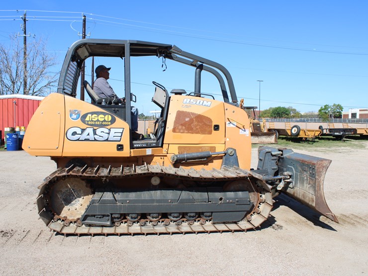 2017-case-580m-image-1