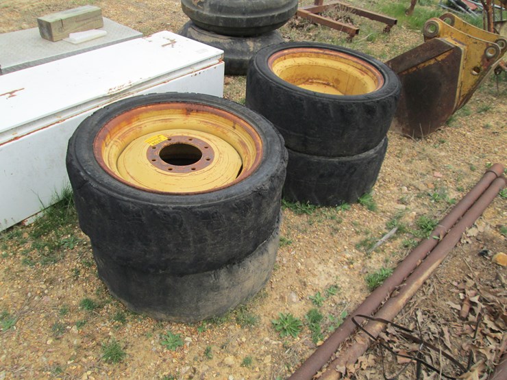 #38194-•-lot-of-(4)-305-546-industrial-tires-image-2