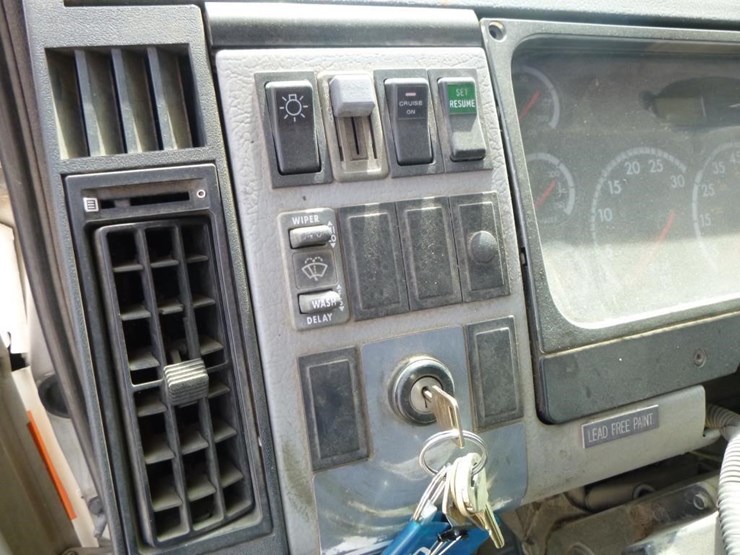 2001-freightliner-fl70-image-11