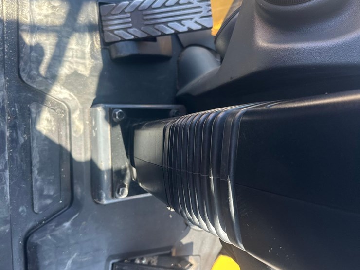 2022-john-deere-644-image-32