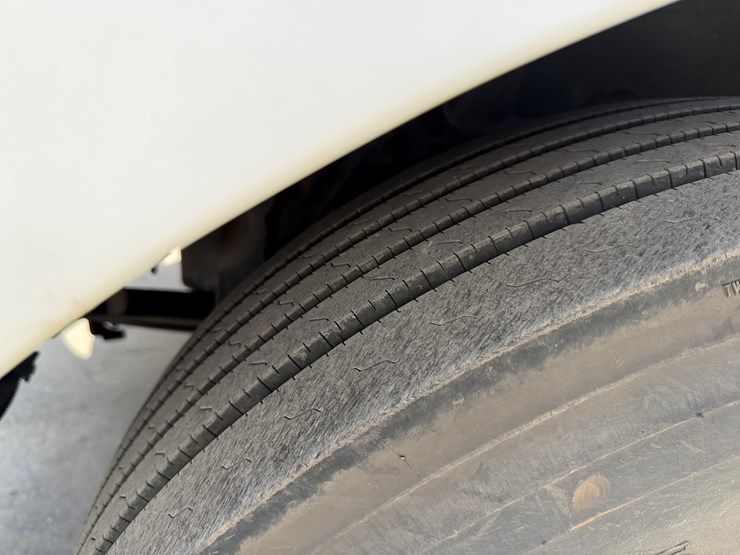 #2100-•-2008-freightliner-t10-image-14