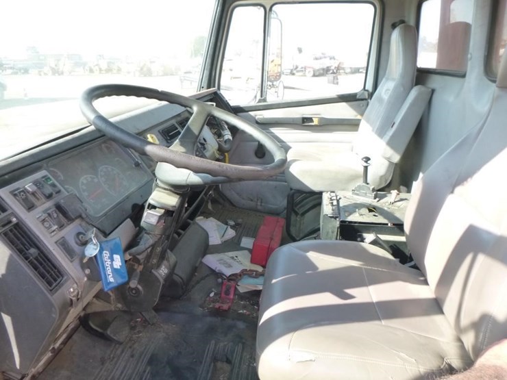 2001-freightliner-fl70-image-8