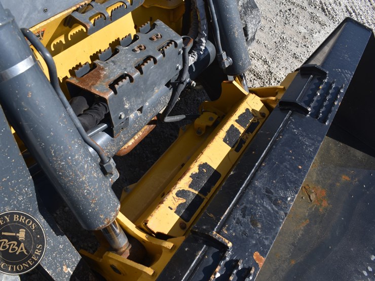 2020-deere-333g-image-31