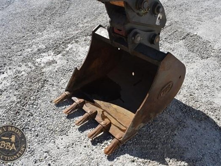 2022-case-cx75csr-image-32