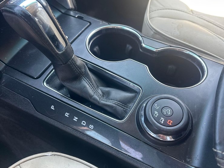 2016-ford-explorer-platinum-image-21