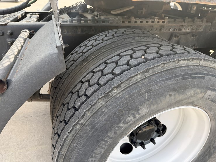 #2100-•-2008-freightliner-t10-image-12