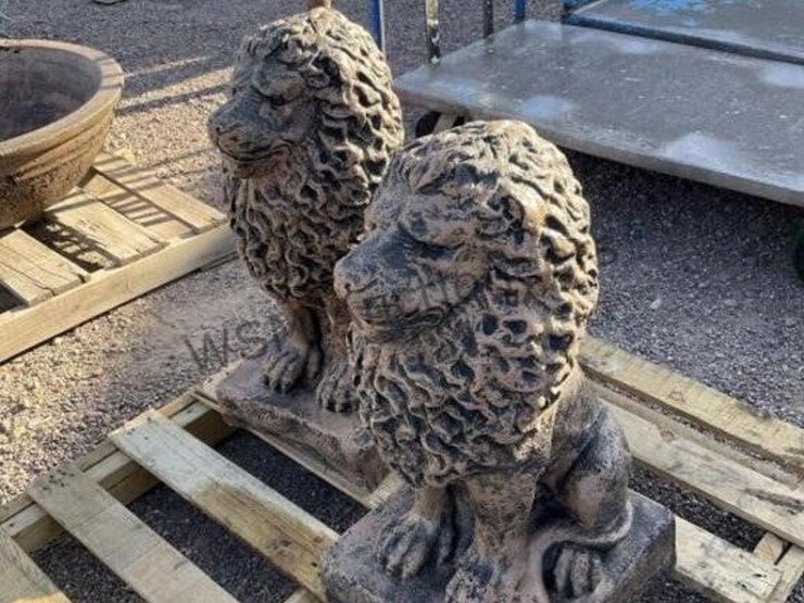 (2)-concrete-lion-statues-image-2