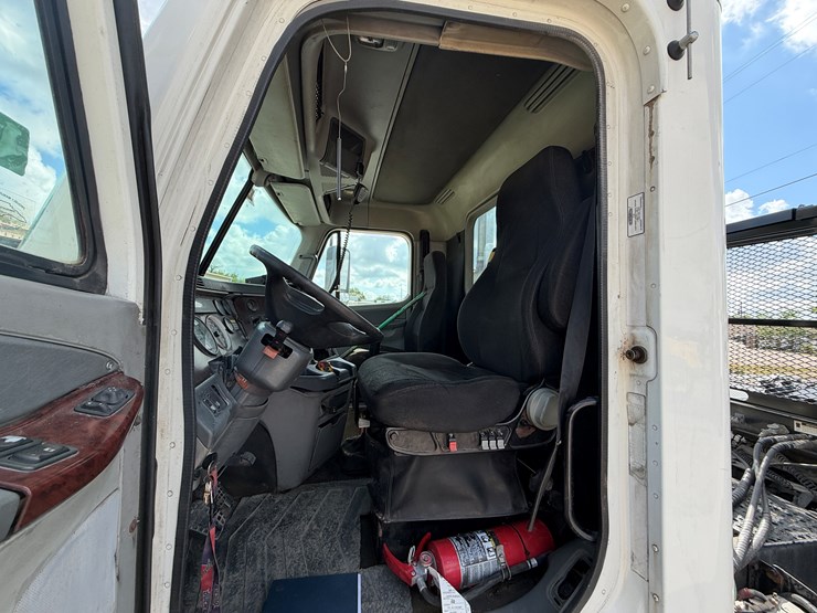 #2100-•-2008-freightliner-t10-image-11