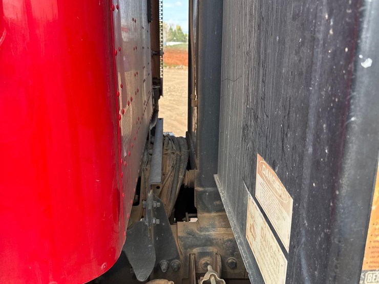 2015-caterpillar-ct660l-image-12